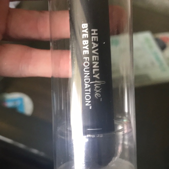 BN ItCosmetics Foundation and Brush - Picture 6 of 6